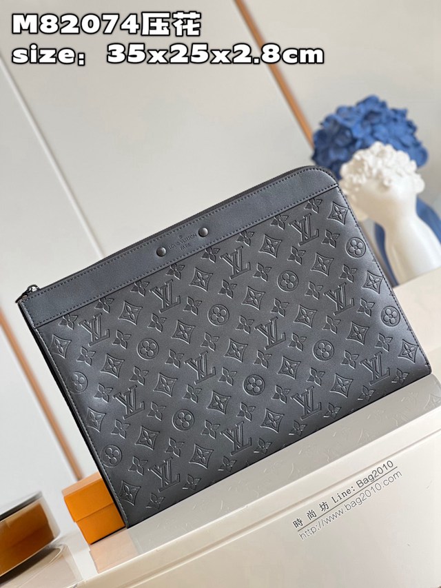 LV專櫃2023新款大容量Pochette Jour手拿包 M82074壓花 路易威登男款大號手包 dn1385